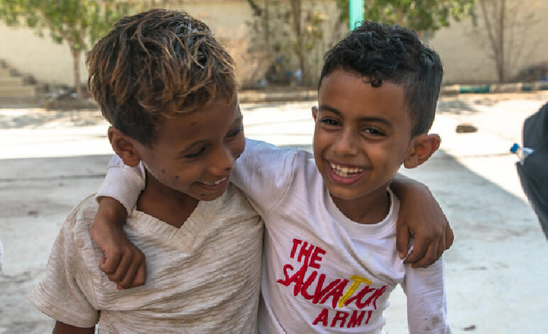 生徒たちの退学を防ぐためにビスケットを配布