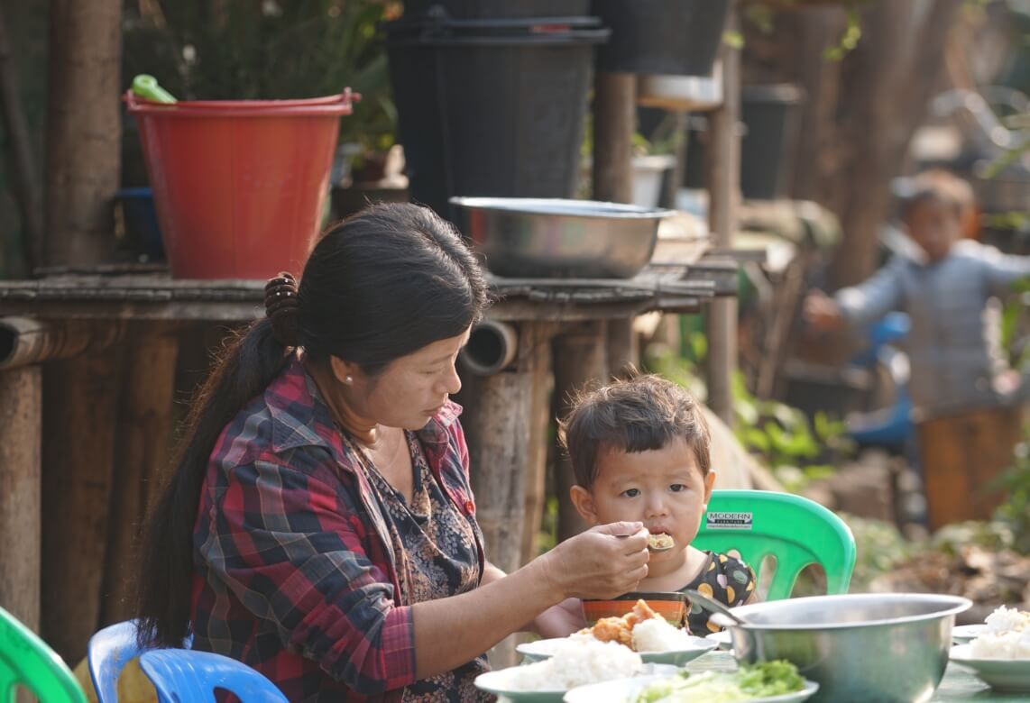 食事をするミャンマーの親子