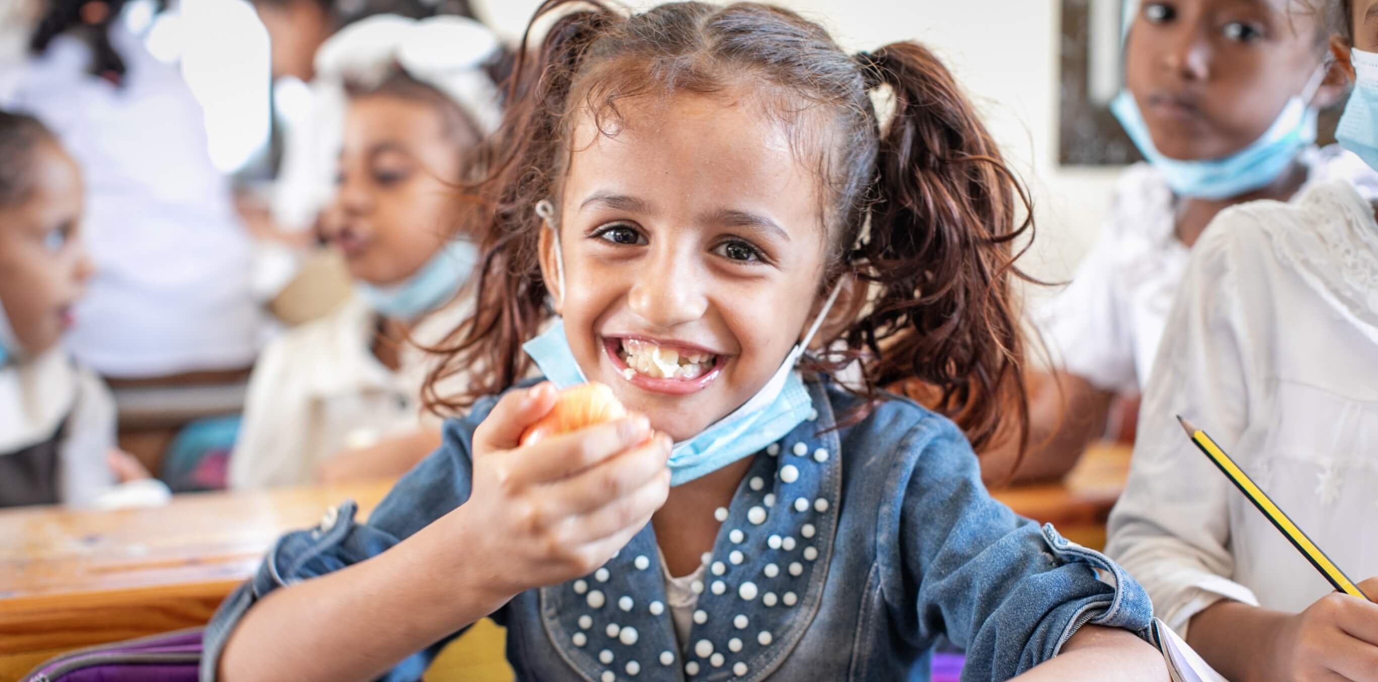 食事をするイエメンの女の子