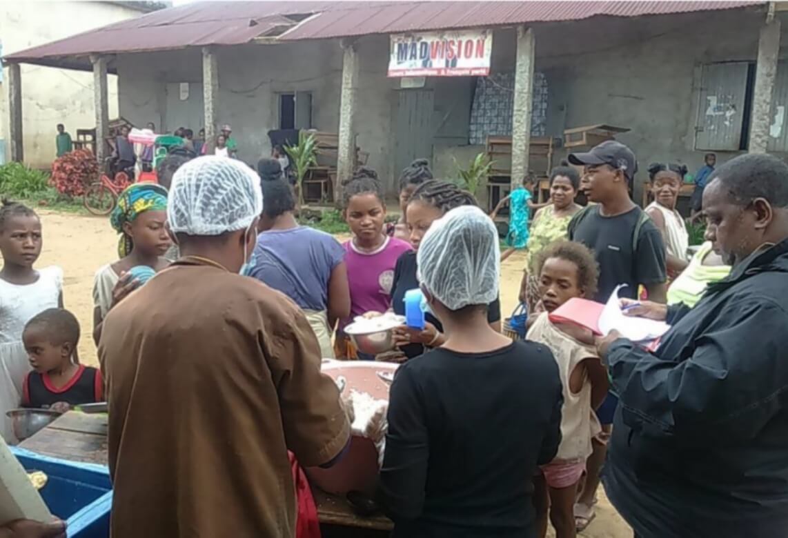サイクロン被災直後のマナカラで、避難民に温かい食事が提供されている様子