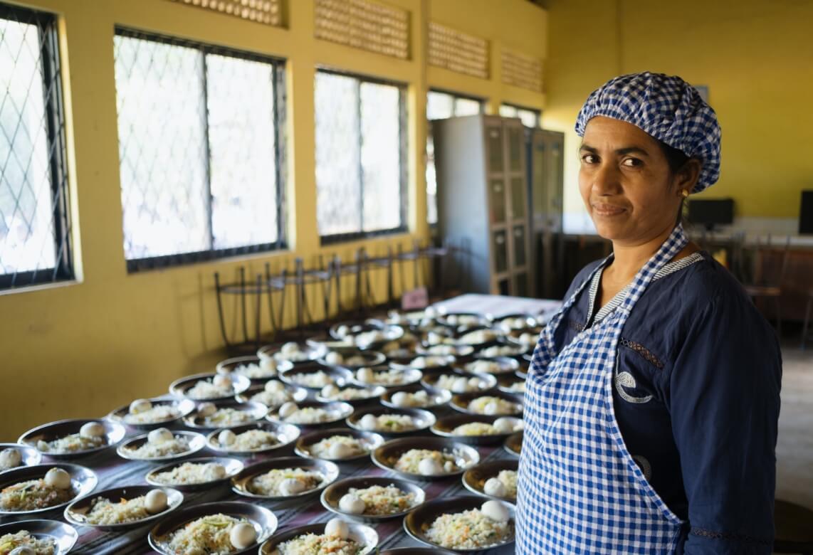 学校給食プログラムのケータリングを担当している女性。国連WFPの支援によって育てた作物などを使って子どもたちのために健康的で新鮮な給食を作っている。