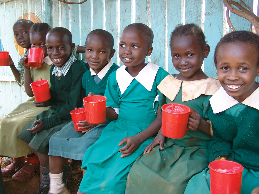 赤いカップをもつ子どもたち