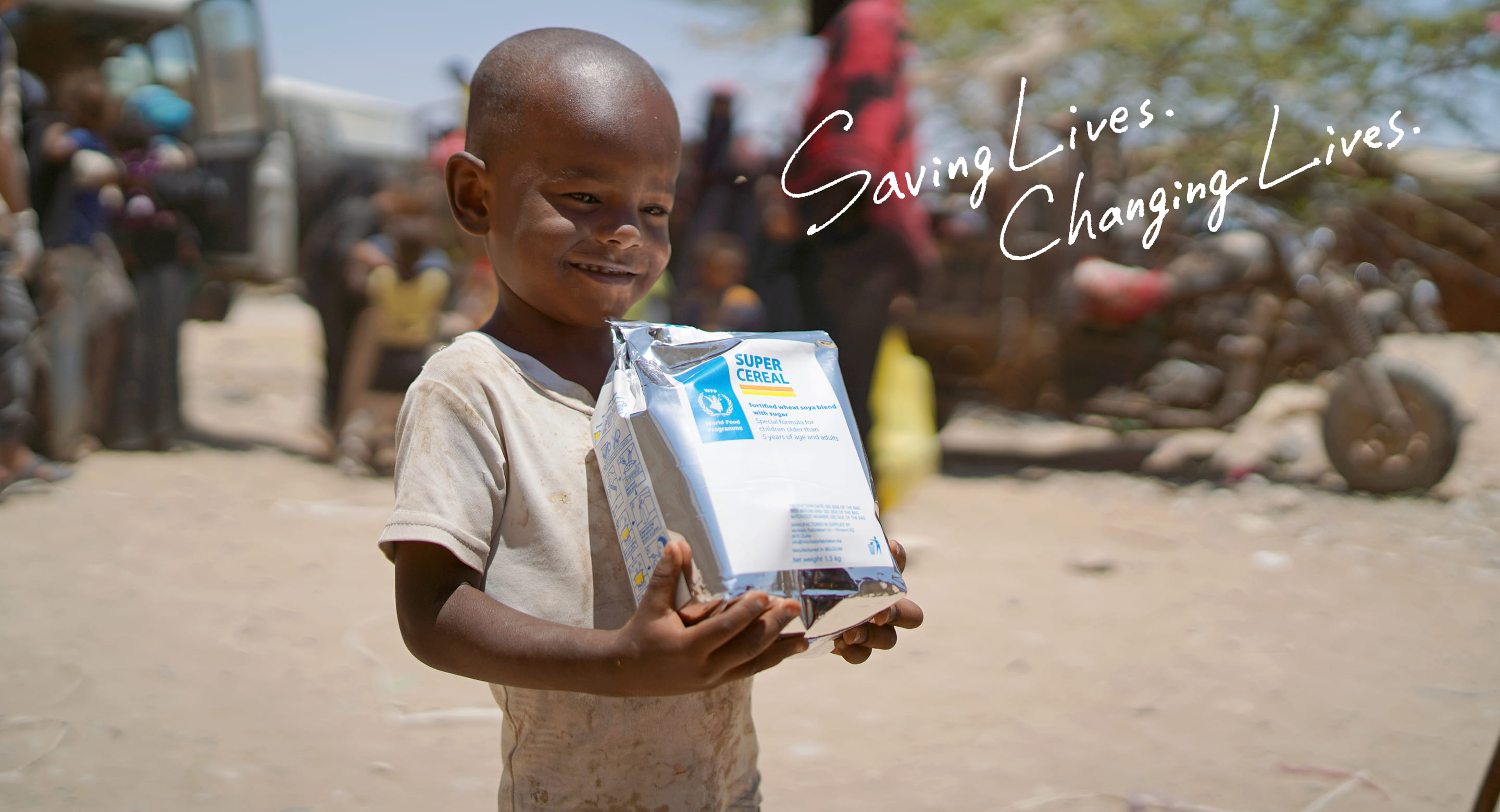 栄養補助食品を受け取るイエメンの子ども