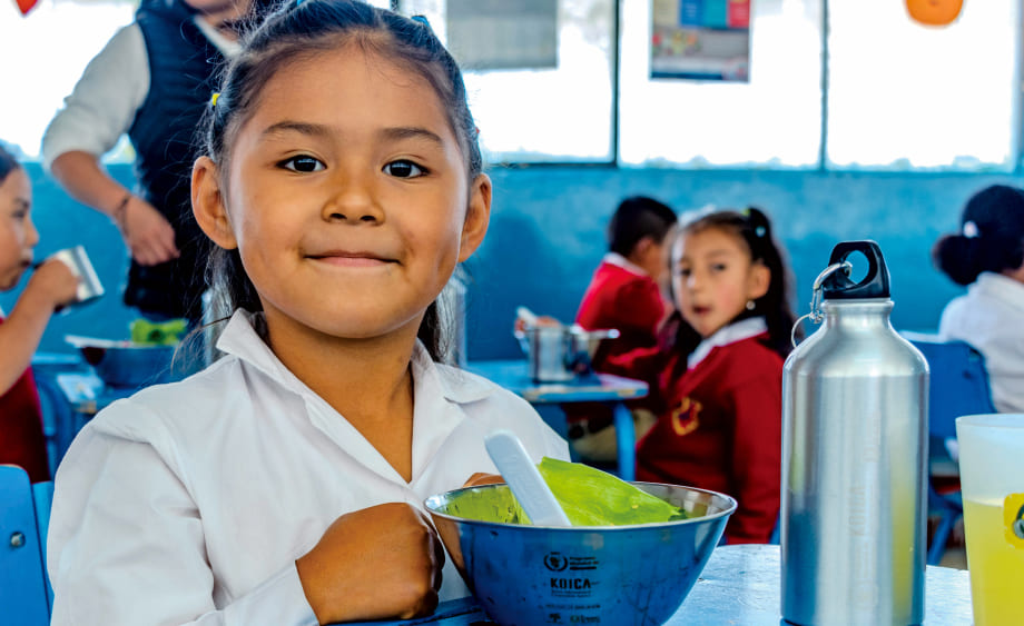 学校給食を食べるエクアドルの子ども
