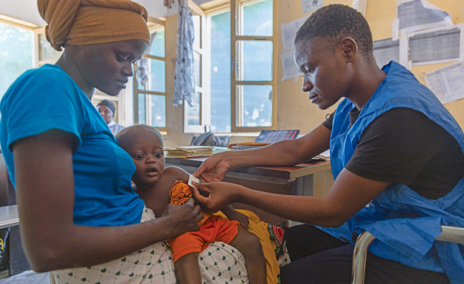 健康診断を受けるモザンビークの親子