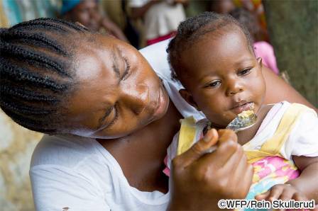 エボラ孤児に食料を与えている画像
