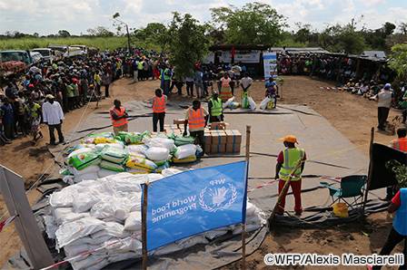 物資の分配様子の画像