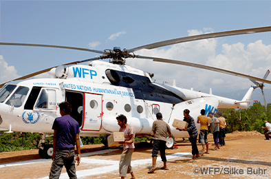 ヘリで物資輸送を行っている写真