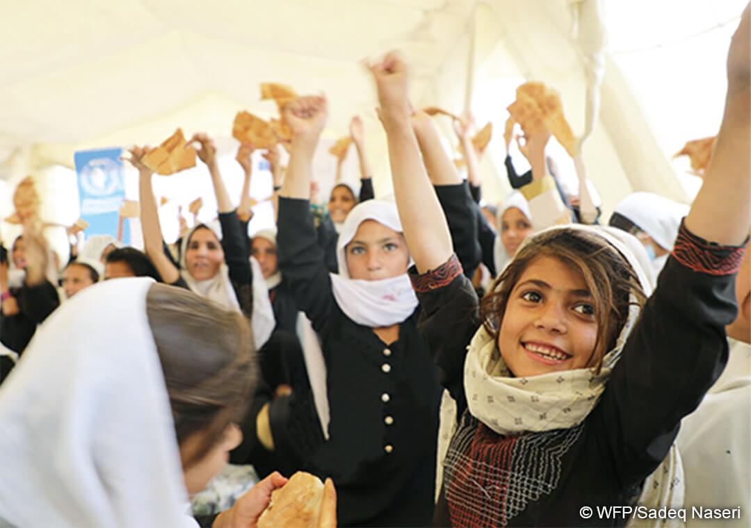 奪われ続ける女の子の教育機会。持ち帰り食料が、通学をサポート。