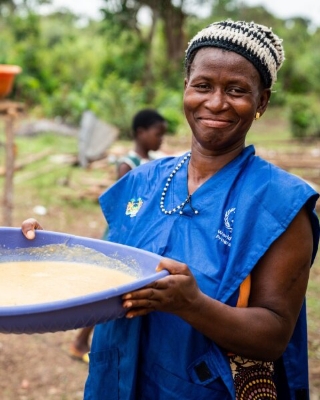 娘が通学する学校で給食を調理するファトマタさん。
